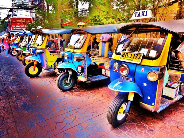 Những chiếc xe tuk-tuk nhiều màu sắc tại Thái Lan