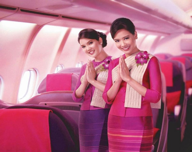 Tiếp viên hàng không Thái Lan chào và mỉm cười với hành khách