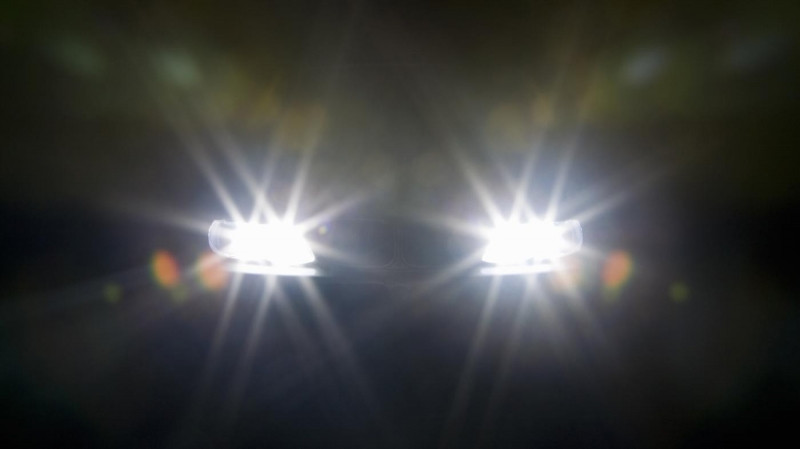 Khi đi ban đêm, tất cả các xe phía sau người dẫn đoàn không được bật đèn pha mà phải bật đèn cos, riêng xe của người dẫn đoàn thì có thể bật đèn pha