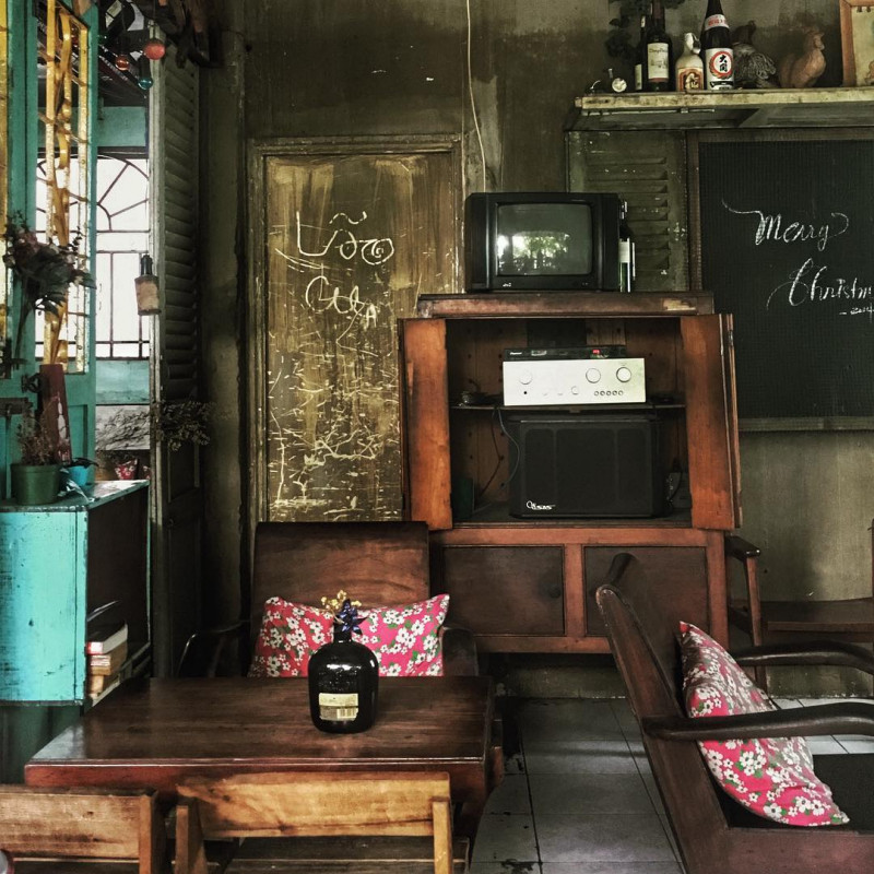 Không gian một quán cà phê hoài cổ ở Sài Gòn