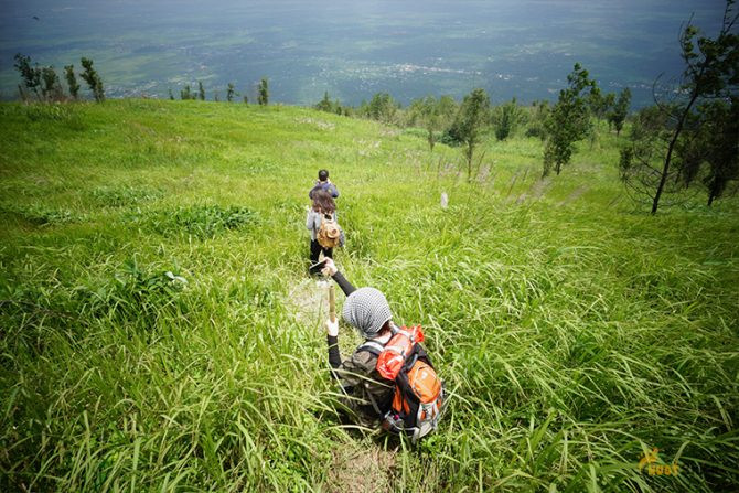 Khi leo núi các bạn nhớ chuẩn bị giày, mũ, quần áo dài tay...