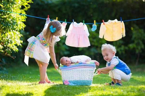 Tự giặt quần áo sẽ rèn cho trẻ thói quen sạch sẽ, ngăn nắp