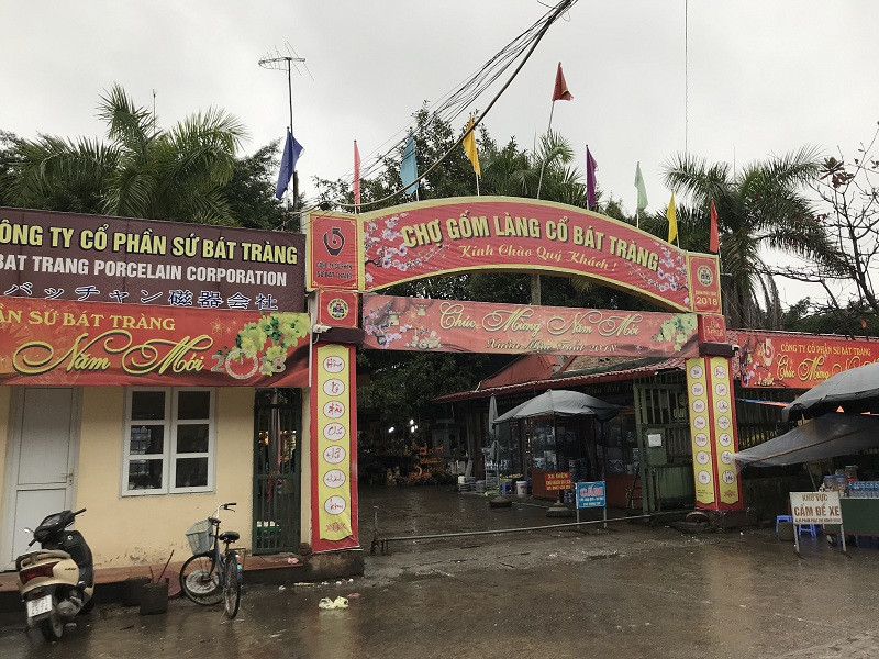 Chợ gốm Bát Tràng xã Bát Tràng, huyện Gia Lâm, Hà Nội.
