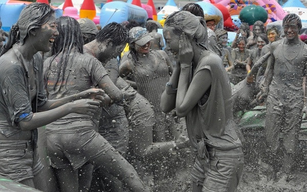 Trò chơi tại lễ hội tắm bùn Boryeong thu hút đông đảo du khách tham gia