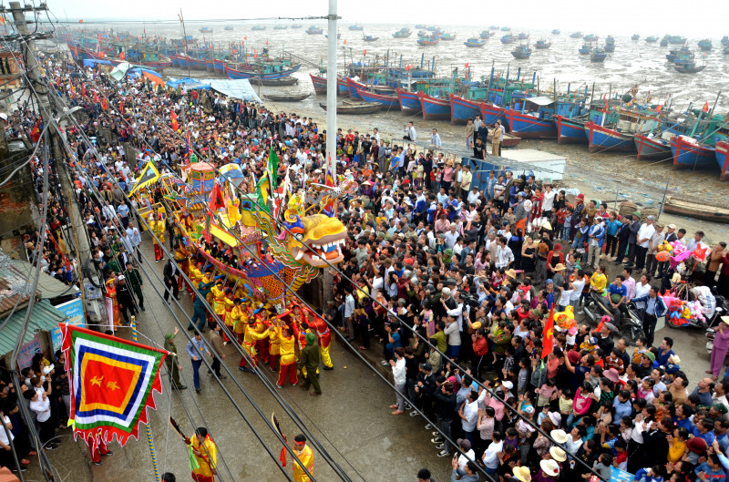 Lễ hội diễn ra vào ngày 12 tháng giêng âm lịch, nhằm tưởng nhớ vị thành hoàng của làng là Trương Quý Công - người gốc Thanh Hóa.