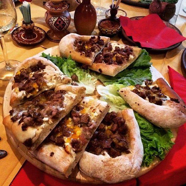 Món bánh của Macedonia có vỏ dày hơn Pizza truyền thống.