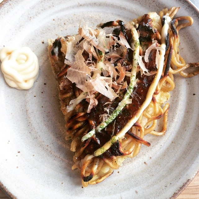 Loại sốt cùng tên Okonomiyaki đem lại sự khác biệt cho loại bánh 