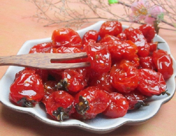 Mứt cà chua vừa làm tăng hương vị phong phú cho khay mứt Tết, vừa tạo màu sắc bắt mắt