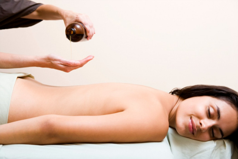 Dầu Massage Thảo Dược Tanamera giúp thư giãn các giác quan, hỗ trợ giải độc tố cơ thể, thúc đẩy quá trình tuần hoàn máu và giảm bớt sự căng thẳng, mang lại làn da mịn màng, mượt mà cùng hương thơm tự nhiên thư giãn.