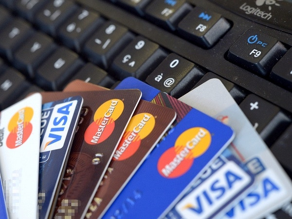 Việc sử dụng hình thức thanh toán thẻ cũng giúp bạn hạn chế được việc mang theo nhiều tiền mặt khi đi mua sắm