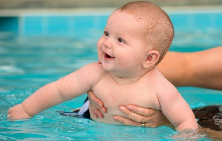 Cha mẹ nên chuẩn bị tâm lí cho bé trước khi học bơi để đạt được hiệu quả như ý.