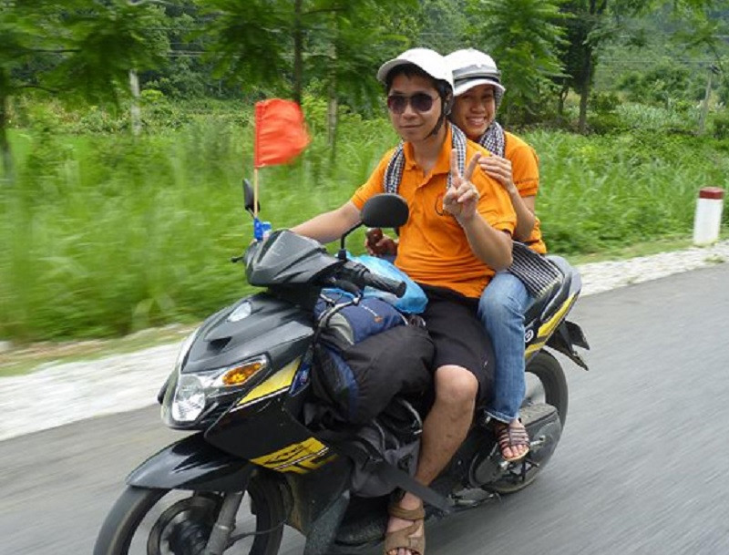 Tham quan du lịch Phú Quý bằng xe máy.