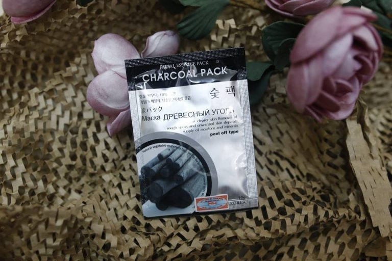 Mặt Nạ Bùn Than Lột Mụn Đầu Đen Charcoal Pack