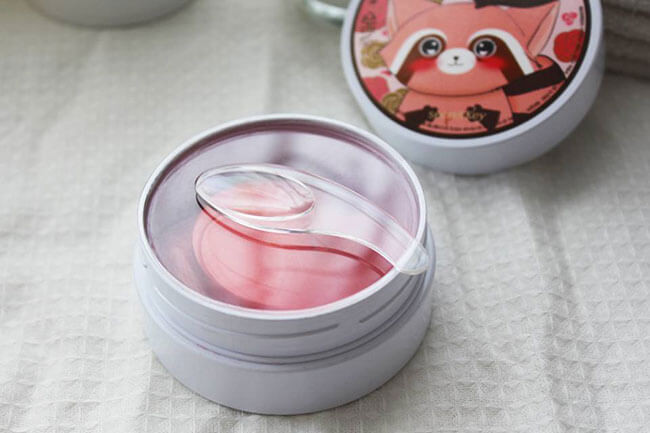 Mặt nạ Pink Racoony Hydro Gel Eye & Cheek Patch chứa serum có công dụng làm sáng vùng mắt nhanh chóng và hạ nhiệt vùng má cực hiệu quả trong trường hợp má bị cháy nắng, bỏng nhiệt.