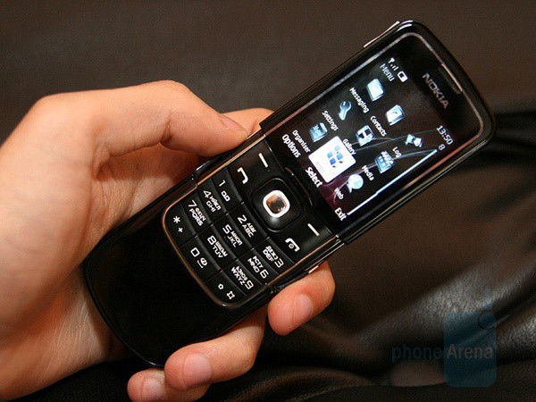 Nokia 8600 Luna – Giá: 2.500.000 VND