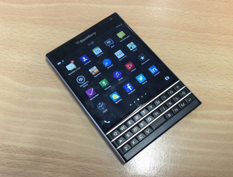 BlackBerry Passport – Giá: 2.000.000 VND