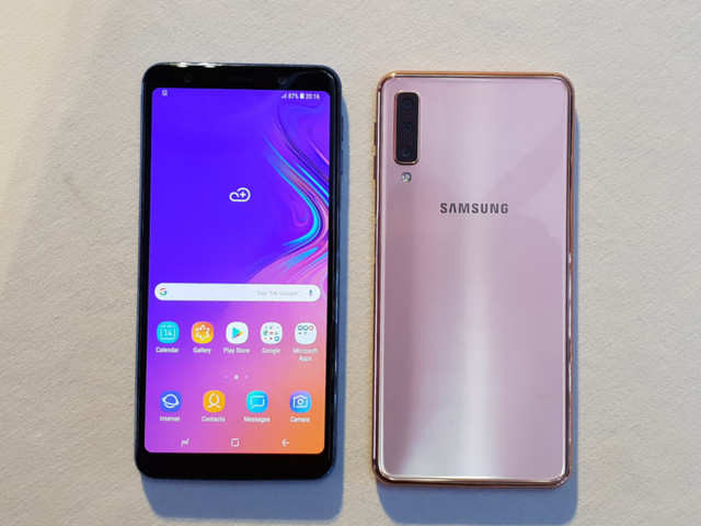 Smartphone tầm trung Samsung Galaxy A7 2018