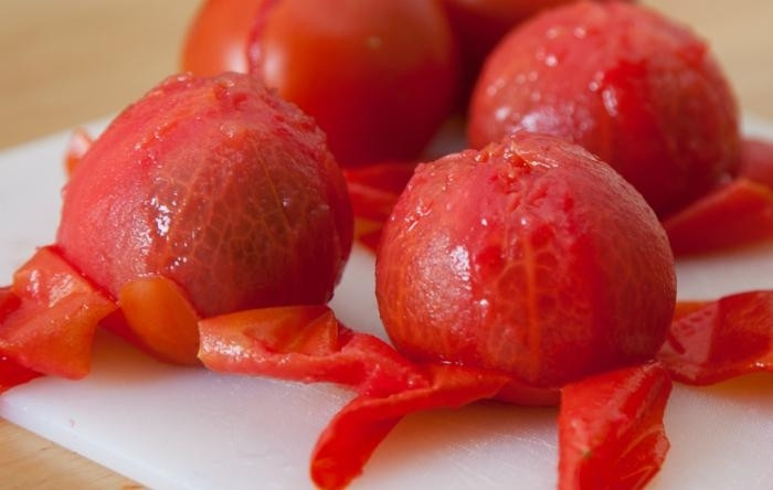 Lột vỏ cà chua dễ dàng hơn khi nhúng qua nước nóng