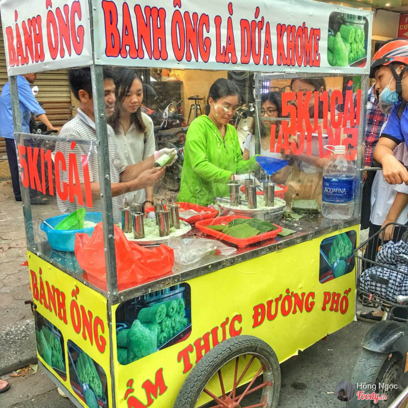 Một xe bán bánh ống lá dứa chuẩn phong cách ẩm thực đường phố.