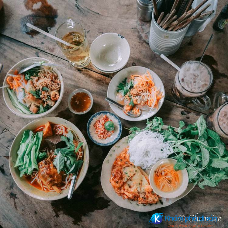 Menu của quán cũng có nhiều món ăn dân giã, quen thuộc của vùng Nam Bộ như: bánh tằm, bánh đúc, bánh chuối, gỏi, bánh lá, bánh tép chiên, cá kho niêu đất…