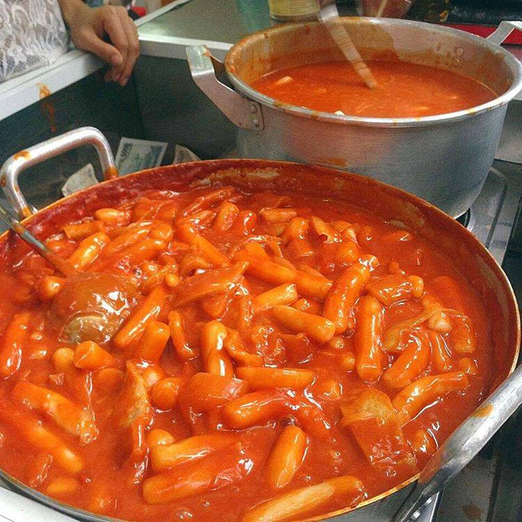 Chảo Tokbokki siêu to, nóng sốt