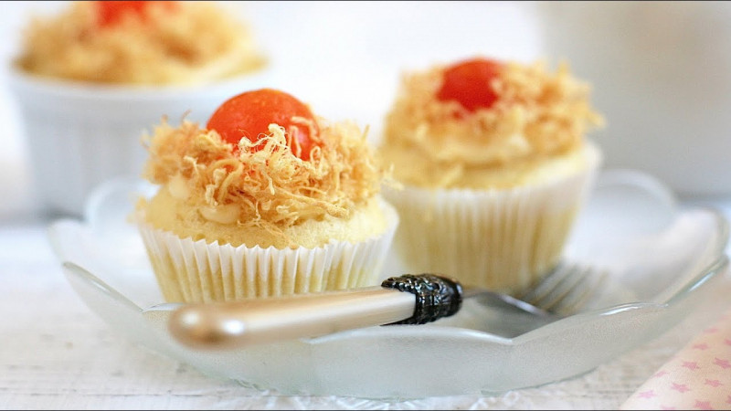 Bánh bông lan trứng muối kiểu cupcake