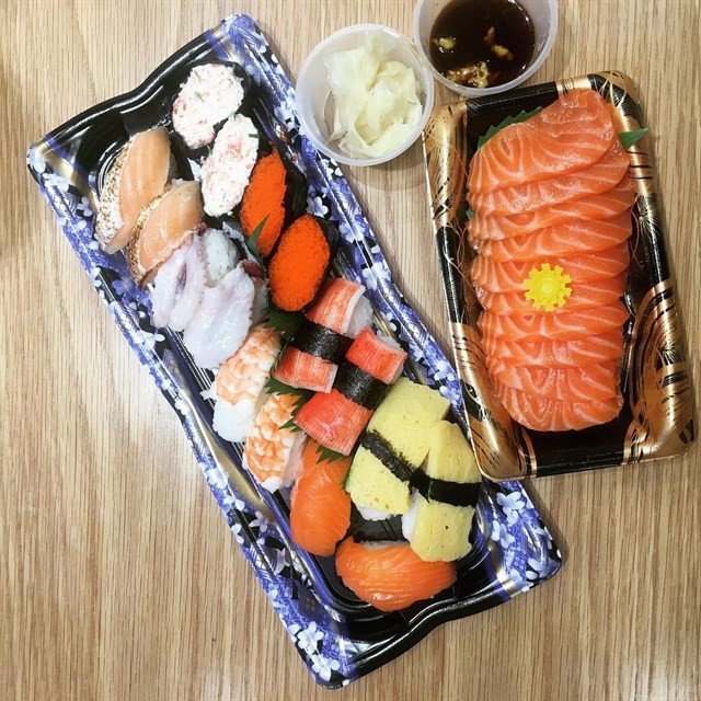 Phần sushi đã được đóng gói kỹ càng để đảm bảo được độ tươi ngon