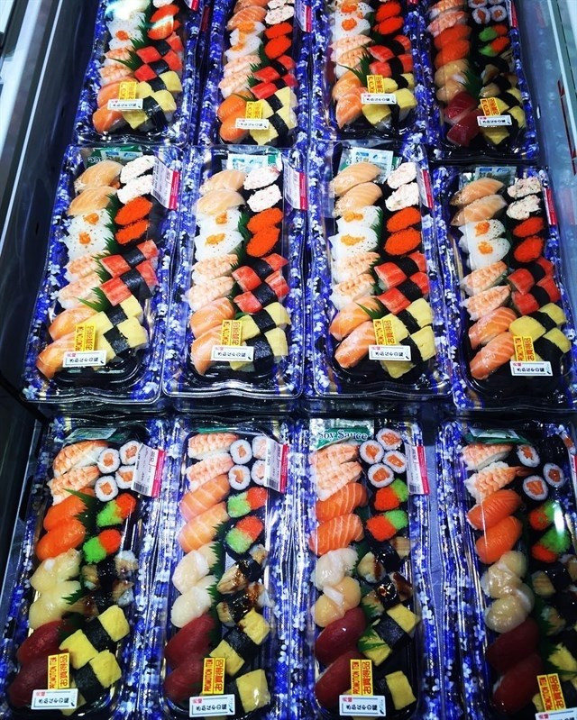 Tủ sushi với nhiều loại khác nhau được bao bọ cẩn thận