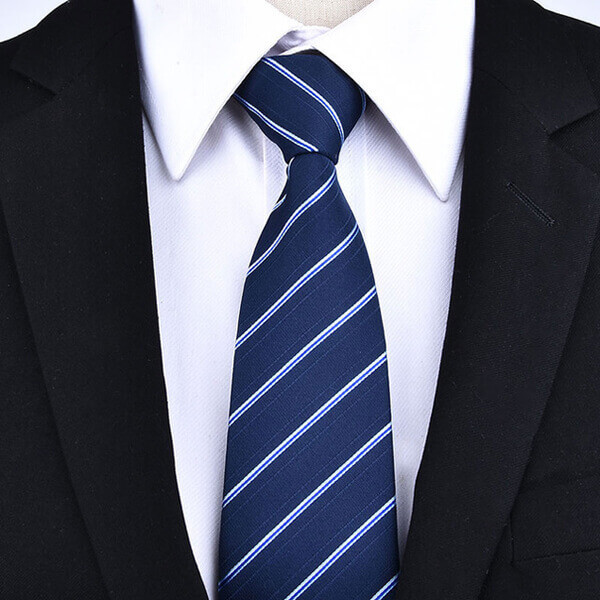 Những mẫu cà vạt có màu tối như đen than, xanh na-vy, hay họa tiết kẻ chéo, sọc sẽ tạo nên nét trưởng thành, nam tính,