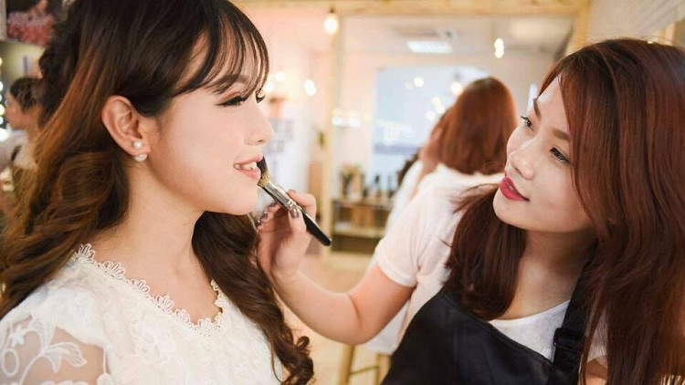 Nghề trang điểm (make up)