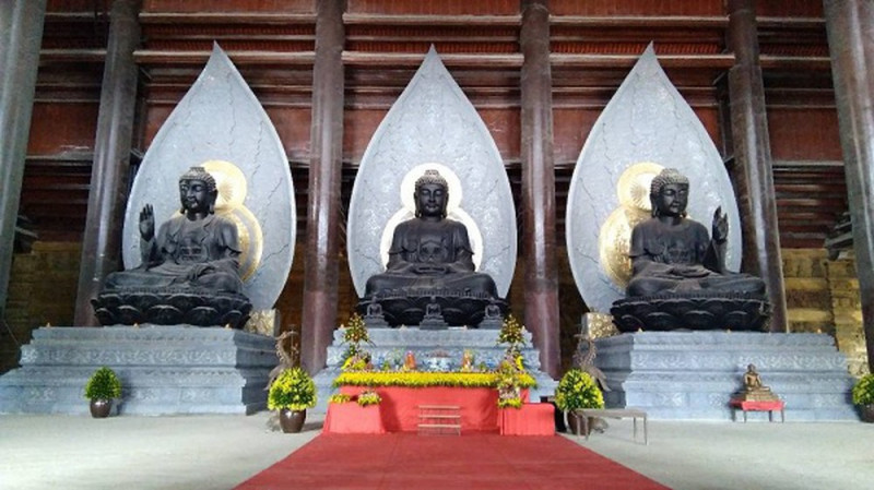 Ba bức tượng Phật Tổ được đúc bằng đồng đen trong cùa Tam Chúc