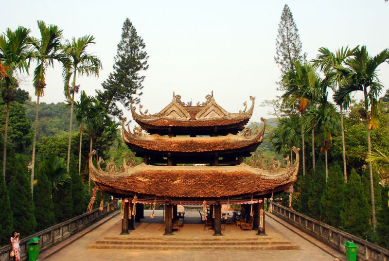 Tháp chuông chùa Hương (Hằng năm, lễ hội chùa Hương thường diễn ra từ khoảng tháng giêng âm lịch đến hết tháng ba âm lịch.)