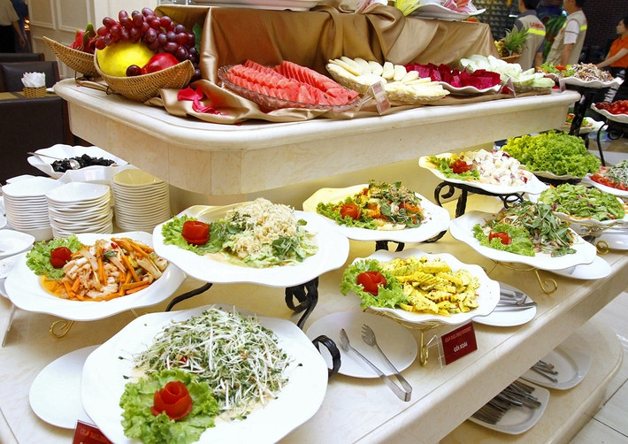 Các đĩa đồ ăn tại Global BBQ Buffet được bày biện nhiều, không độn đồ ăn như nhiều nơi khác