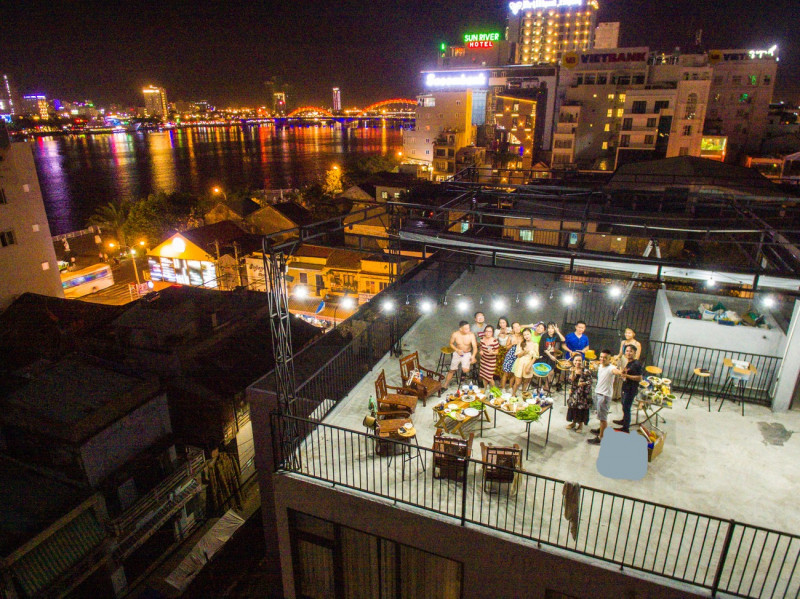 The Vietnam Hostel - Tiệc nướng BBQ trên nóc tòa nhà (Nguồn Internet)
