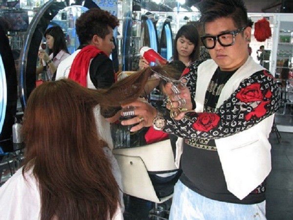 Phù thủy tóc Nguyễn Hoàng Hưng đang trổ tài cắt tóc cho khách