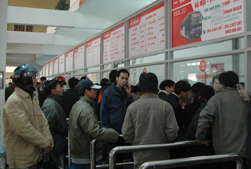 Hành khách xếp hàng mua vé xe đường dài ngày giáp Tết