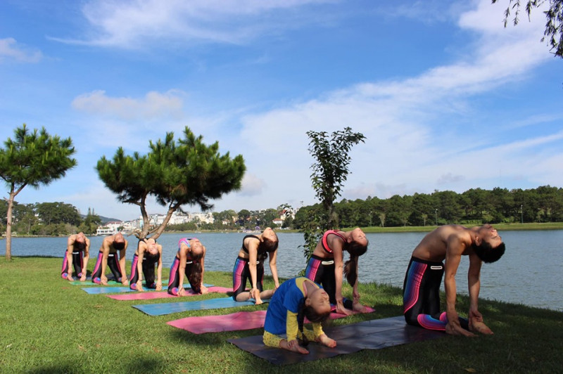 Lớp học Yoga ngoài trời tại Trung tâm Đông Bắc