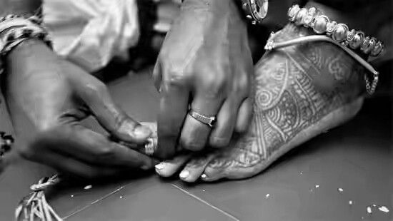 Đeo nhẫn cưới vào chân