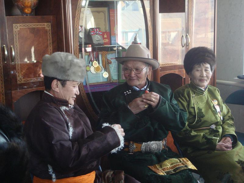 Lễ mừng năm mới ở Mông Cổ được gọi là Tsagaan, kéo dài 15 ngày. Người dân về nhà bên gia đình, tổ chức ăn uống với các món thịt cừu, bánh kẹo, há cảo và airag (sữa ngựa lên men)