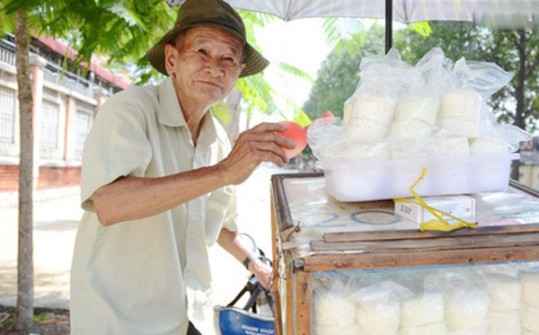 Xe bán bánh bò ông Đạo gắn liền với tuổi thơ nhiều người Sài Gòn