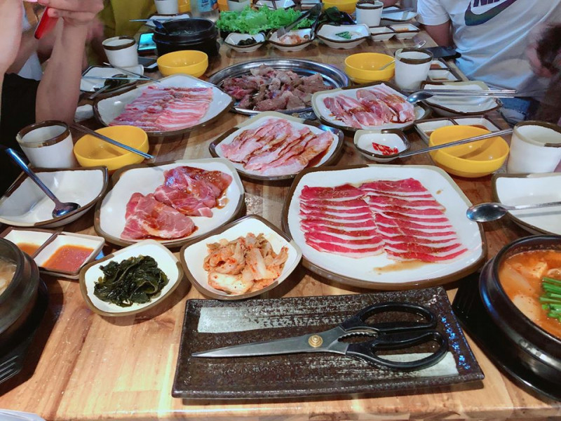 Bàn ăn thịnh soạn cùng thịt nướng kiểu Hàn