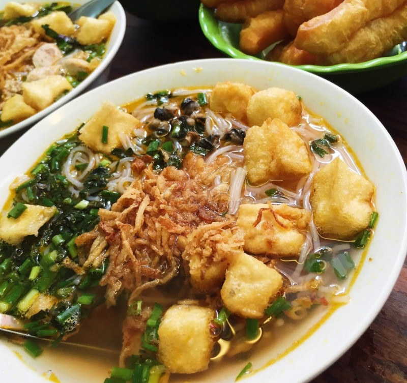 Quán Bún Ốc Tạ Quang Bửu là quán ăn sáng cực kỳ đông khách