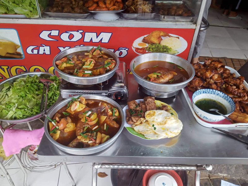 Cơm gà xối mỡ Ngọc Hằng là một trong những quán ăn ngon nhất gần Đại học Cần Thơ