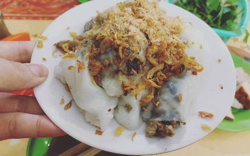 Quán bún chả nướng, bánh cuốn nóng