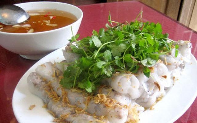 Bánh cuốn ngon nhất là ăn cùn chả chấm thêm nước mắm chua ngọt