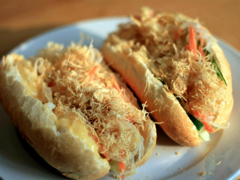 Bánh mì tại quán Bánh Mì Cô Nga có đủ loại cho bạn lựa chọn