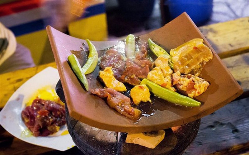 Khách đến với Ngói BBQ thường gọi món theo combo để có thể thưởng thức nhiều hương vị thơm ngon với mức giá dễ chịu