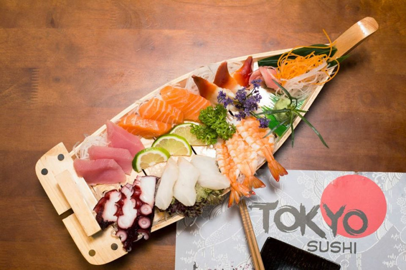 Ngoài các phần sushi, sashimi riêng lẻ thì Tokyo Sushi ﻿Chef còn tạo ấn tượng với thuyền sushi đầy màu sắc