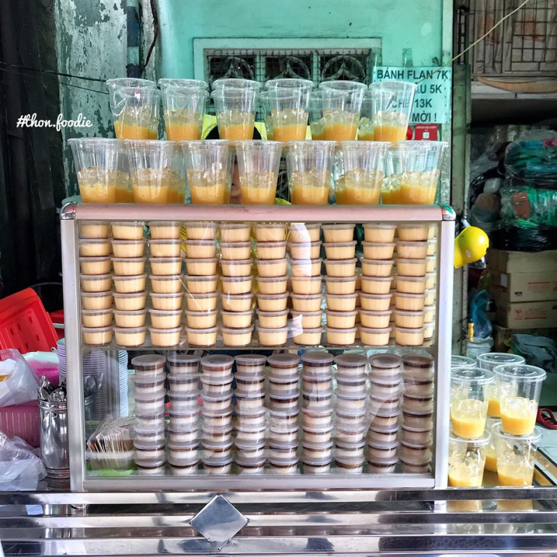 Bánh flan Diệu Ái nổi tiếng tọa lạc tại chợ Hồ Thị Kỷ nên có một lượng khách lớn