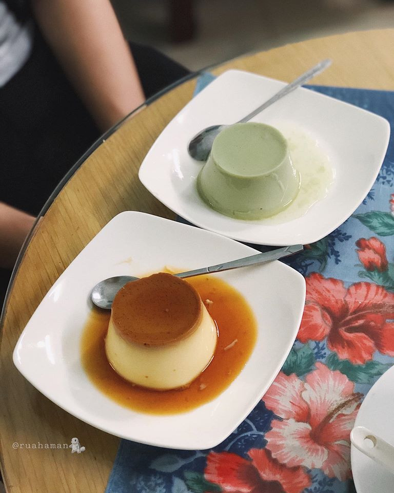 Ngoài ra các bạn còn có thể thưởng thức bánh flan truyền thống, bánh flan trà xanh và chè mè đen của quán.